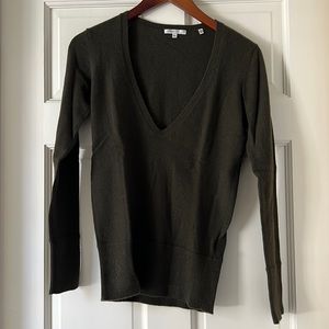 Vince V Neck Cashmere Sweater Army Green XS Excellent Condition
